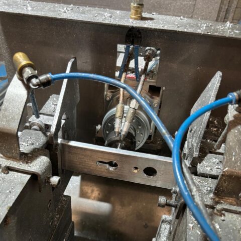 Optimalisatie zaag-freesmachine voor bouwbeslag